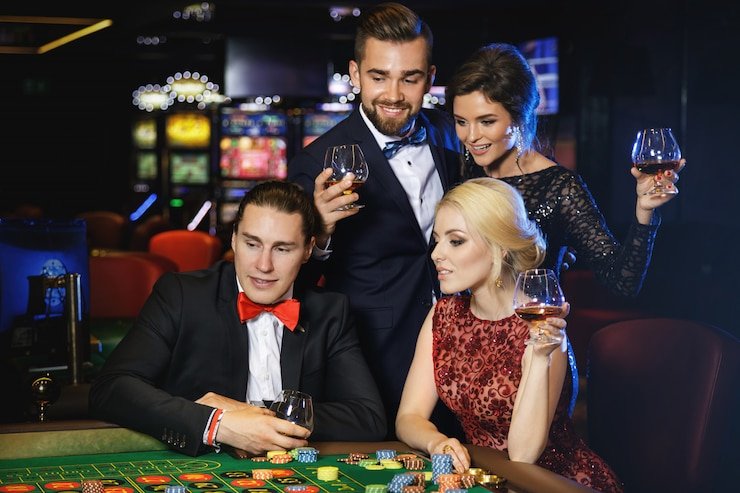 Live Sic Bo dealer studio dengan tiga dadu dalam wadah kaca di platform hajar hoki